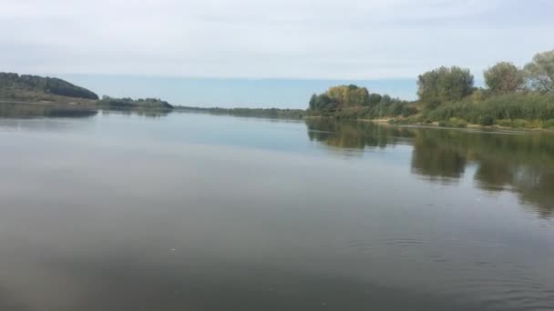 Видеозапись берега реки с борта лодки — стоковое видео