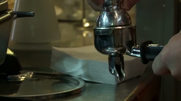 Kahve makinesinde kahve yapan baristanın görüntüsü — Stok video