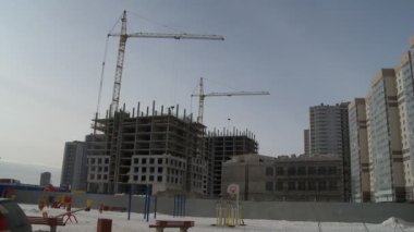Çok katlı ev ve inşaat alanının videosu