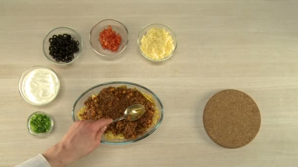 Vista em primeira pessoa no chef coloca tomates em salada — Vídeo de Stock