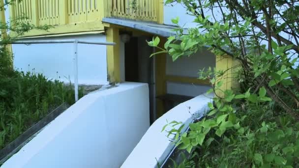 Maison de village avec porche en bois vue paysage — Video