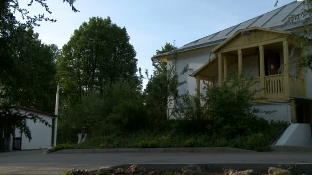 Дом с деревянным крыльцом с видом на ландшафт — стоковое видео