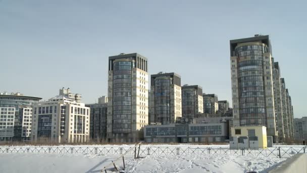 Πανοραμικό βίντεο πολυόροφων κτιρίων το χειμώνα — Αρχείο Βίντεο