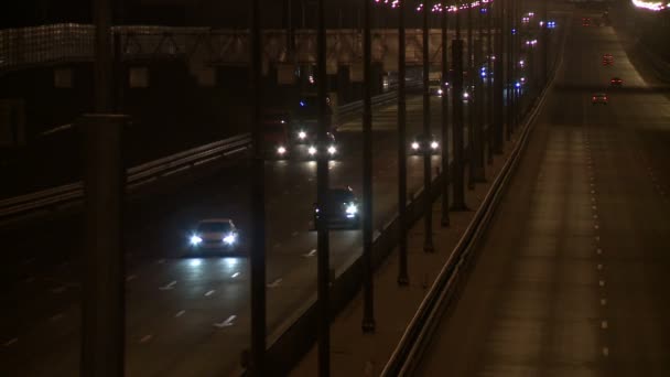 Tráfico callejero en el vídeo de la noche — Vídeos de Stock
