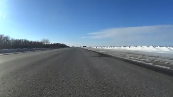 Voorstad weg en auto's inhalen van elkaar video — Stockvideo