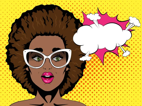 Mujer africana sorprendida con boca abierta y peinado afro en gafas y burbuja del habla. Pop art estilo cómic retro . — Archivo Imágenes Vectoriales