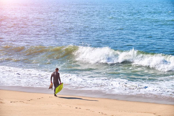 Surfista na praia e na água do ocaen — Fotografia de Stock