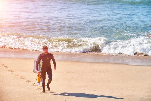 PORTO, PORTUGAL - JANEIRO 31, 2018: Surfista na praia e na água do ocaen — Fotografia de Stock