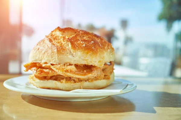 Geleneksel Portekiz domuz biftek sandviç bifana. Geleneksel Portekiz yemekleri