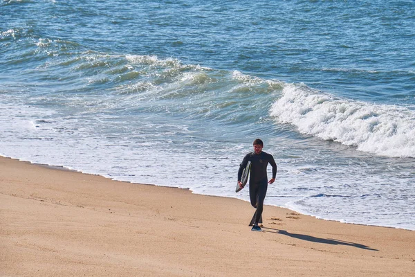 PORTO, PORTUGAL - JANEIRO 31, 2018: Surfista na praia correndo pela areia — Fotografia de Stock