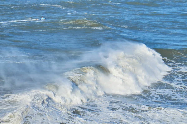 Surfer im Meer, große Wellen, nazare, portugal — Stockfoto