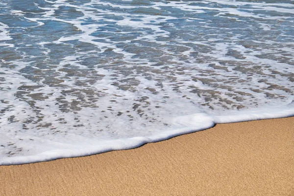 Meereswelle auf heißem goldenem Sand — Stockfoto