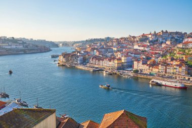 Douro nehir ve gün batımında Porto