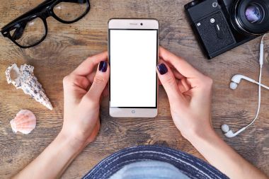 Smartphone holding kadın eller. Düz yatıyordu. Seyahat kavramı