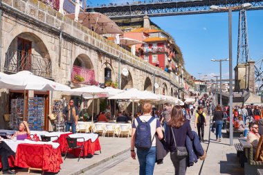 Porto, Portekiz - 26 Mart 2018: Renkli evler ve açık hava kafeleri ve tarihi Ribeira Meydanı Porto restoranlarda