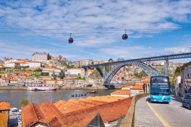 Porto, Portekiz - 26 Mart 2018: Turist otobüsü Porto, tekneler ve arka plan eski şehir merkezinde Douro nehir manzaralı