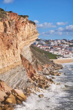 Cliff Nazare kıyı şeridi üzerinde Atlantik Okyanusu kıyısında.