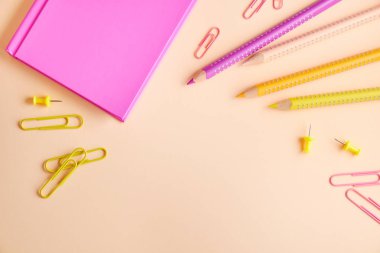 Kalem ve kağıt kırpmak üstünde arka plan ile not etmek