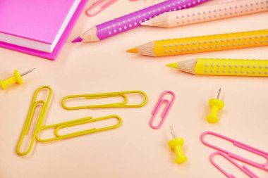 Kalem ve kağıt klipleri arka planda, ileti örneği