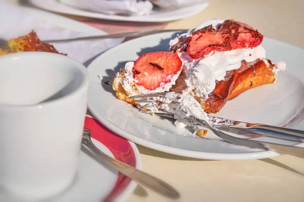 Pastel medio comido en un plato con migas en la cafetería — Foto de Stock