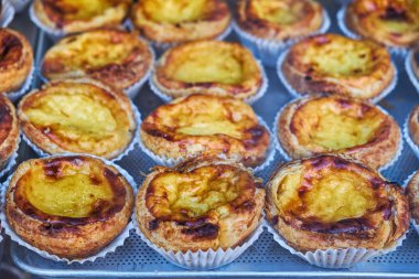 Yumurta tart, geleneksel Portekiz tatlı, bir tepsi üzerinde pastel de nata