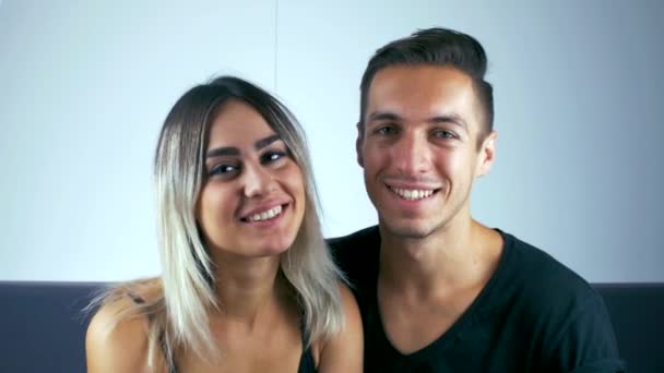 Retrato de um jovem casal feliz rindo — Vídeo de Stock