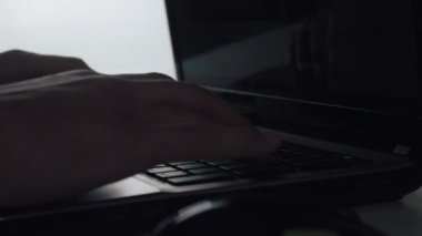 Tipik bir dizüstü bilgisayar klavye üzerinde bir delikanlı Close-Up