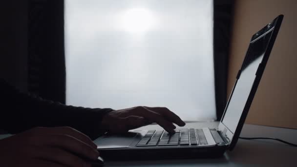 Uomo che lavora in un computer portatile — Video Stock