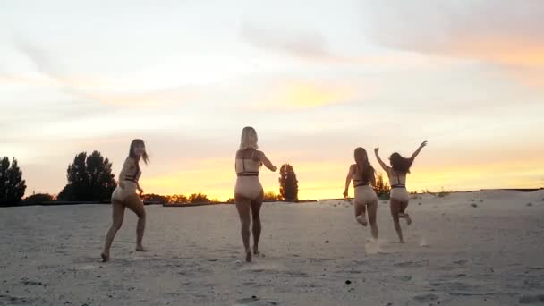 Groep Fore tiener meisjes lopen bij zonsondergang in slow motion — Stockvideo