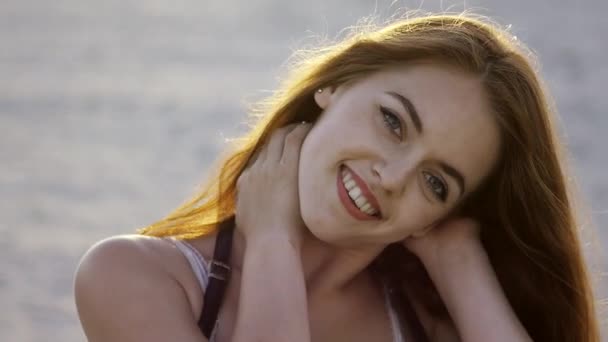 Närbild av omtänksam tjej med stora ögon vid solnedgången i slow motion — Stockvideo
