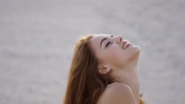 Ağır çekimde gün batımında iri gözlü düşünceli kız Close-Up