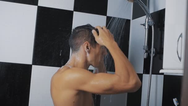 Guy lavaggio dei capelli sotto la doccia, rallentatore — Video Stock