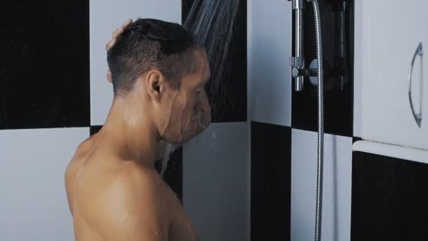 Homme laver les cheveux sous la douche, au ralenti — Video