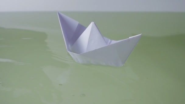 Papier boot drijvend in wat water — Stockvideo