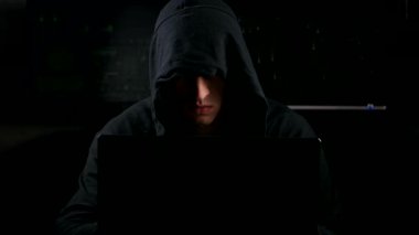 gizemli hacker bir karanlık office odada bir bilgisayarda çalışan bir manto '