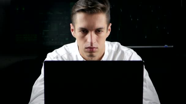 Hombre de negocios trabajando en una computadora en un cuarto oscuro de la oficina — Vídeos de Stock