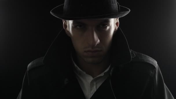 Porträt eines Gangsters mit Hut und schwarzem Mantel