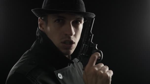 Porträt eines Mafioso mit Hut und schwarzem Mantel