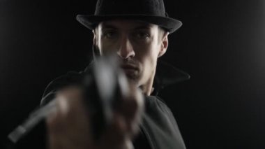 gangster bir şapka ve siyah pelerin. Kamera silah hedefleyen bir mafya