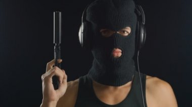 kulaklıklar müzik dinlemek tabancalı bir yün ve A-gömlek adam