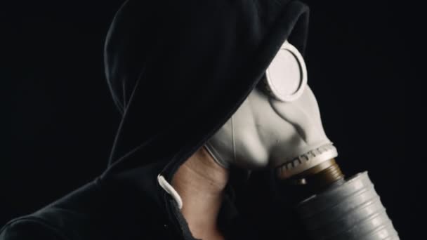 Close up retrato de um homem em uma máscara de gás — Vídeo de Stock