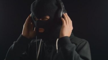 kulaklıklar müzik dinlemek bir yün adam. O bir müzik ritmi hoşlanır