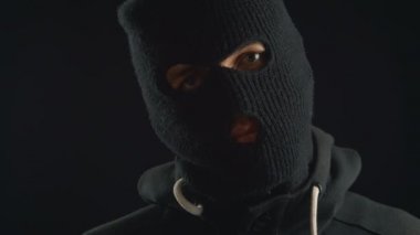Bir maske tehlikeli terörist portresi