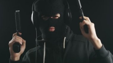 yün erkekte kulaklıklar müzik ve dans elinde silahla