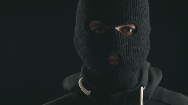 Портрет опасного террориста в маске — стоковое видео
