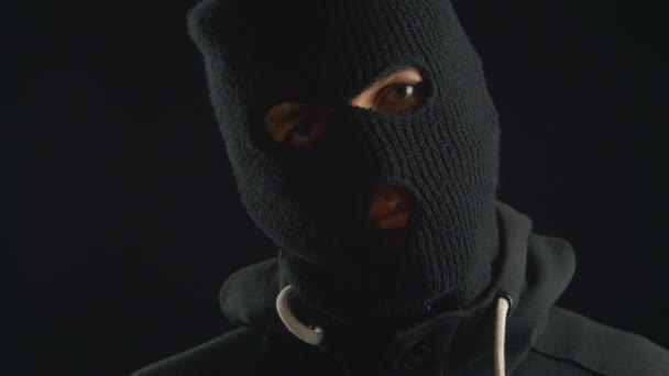 Porträtt av en farlig terrorist i en mask — Stockvideo