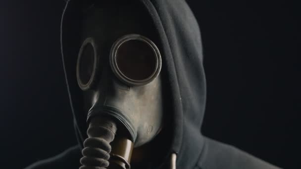 Primer plano retrato de un hombre con una máscara de gas — Vídeos de Stock
