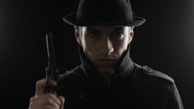 Bir gangster bir şapka ve siyah pelerin portresi