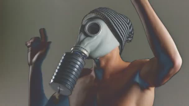 Nahého muže tanec s plynovou masku, zakrývaje si tvář. Dobrý klip pro stranu — Stock video