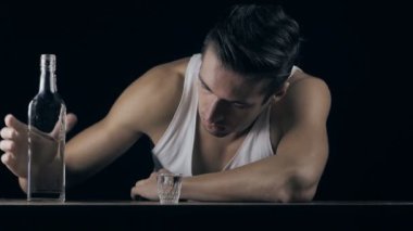 karanlık bir odada tek başına votka içme çok sarhoş adam